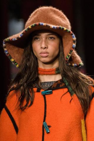 Το 2019 θα είναι η χρονιά του καπέλου: Δες πώς θα υιοθετήσεις την τάση από τώρα Το 2019 θα είναι η χρονιά του καπέλου: Δες πώς θα υιοθετήσεις την τάση από τώρα