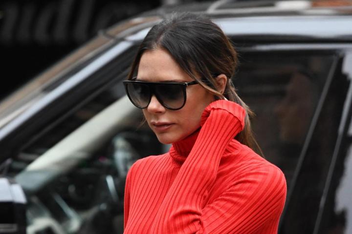 Victoria Beckham: Γιατί ντύθηκε από την κορυφή έως τα νύχια στα κόκκινα; Victoria Beckham: Γιατί ντύθηκε από την κορυφή έως τα νύχια στα κόκκινα;