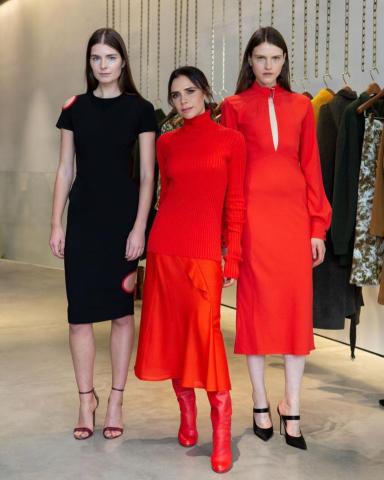 Victoria Beckham: Γιατί ντύθηκε από την κορυφή έως τα νύχια στα κόκκινα; Victoria Beckham: Γιατί ντύθηκε από την κορυφή έως τα νύχια στα κόκκινα;