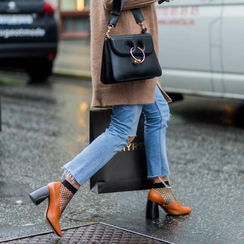 Συμβαίνει τώρα: Η απόλυτη κυριαρχία του διχτυωτού καλσόν (δες πώς να το φορέσεις) Συμβαίνει τώρα: Η απόλυτη κυριαρχία του διχτυωτού καλσόν (δες πώς να το φορέσεις)