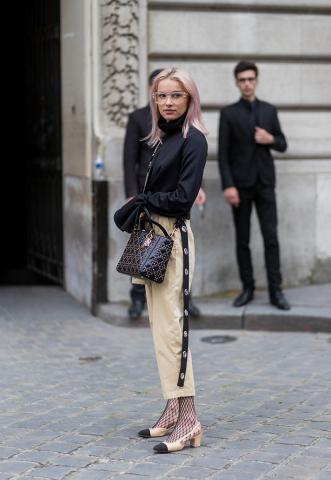 Συμβαίνει τώρα: Η απόλυτη κυριαρχία του διχτυωτού καλσόν (δες πώς να το φορέσεις) Συμβαίνει τώρα: Η απόλυτη κυριαρχία του διχτυωτού καλσόν (δες πώς να το φορέσεις)