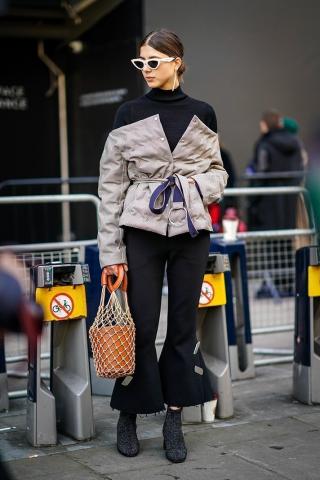 Συμβαίνει τώρα: Η απόλυτη κυριαρχία του διχτυωτού καλσόν (δες πώς να το φορέσεις) Συμβαίνει τώρα: Η απόλυτη κυριαρχία του διχτυωτού καλσόν (δες πώς να το φορέσεις)