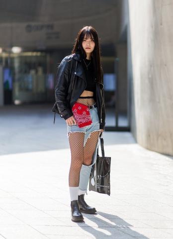 Συμβαίνει τώρα: Η απόλυτη κυριαρχία του διχτυωτού καλσόν (δες πώς να το φορέσεις) Συμβαίνει τώρα: Η απόλυτη κυριαρχία του διχτυωτού καλσόν (δες πώς να το φορέσεις)