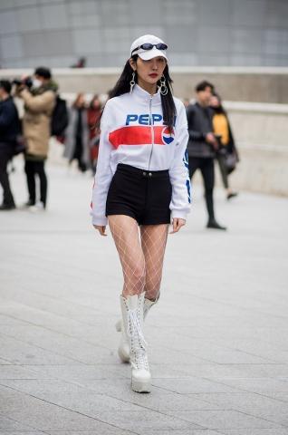 Συμβαίνει τώρα: Η απόλυτη κυριαρχία του διχτυωτού καλσόν (δες πώς να το φορέσεις) Συμβαίνει τώρα: Η απόλυτη κυριαρχία του διχτυωτού καλσόν (δες πώς να το φορέσεις)