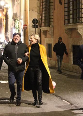 Sharon Stone: Ο φακός την τσάκωσε με τον νέο σύντροφό της Sharon Stone: Ο φακός την τσάκωσε με τον νέο σύντροφό της