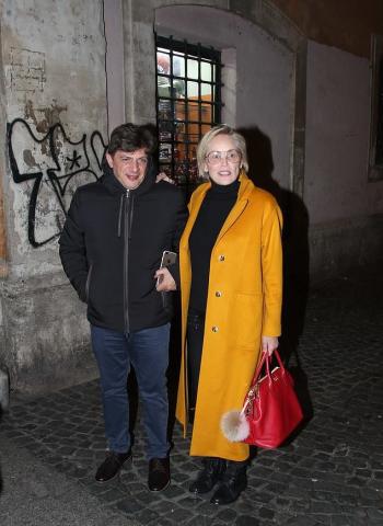 Sharon Stone: Ο φακός την τσάκωσε με τον νέο σύντροφό της Sharon Stone: Ο φακός την τσάκωσε με τον νέο σύντροφό της