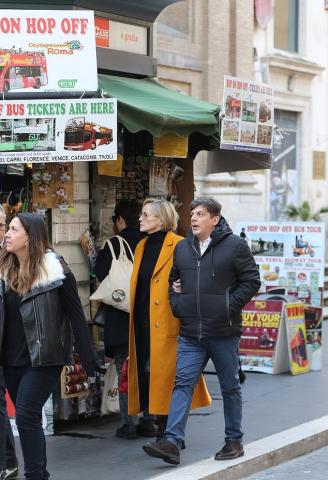 Sharon Stone: Ο φακός την τσάκωσε με τον νέο σύντροφό της Sharon Stone: Ο φακός την τσάκωσε με τον νέο σύντροφό της