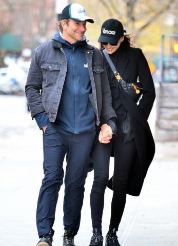 Η τρυφερή βόλτα του Bradley Cooper και της Irina Shayk διαψεύδει τις φήμες χωρισμού Η τρυφερή βόλτα του Bradley Cooper και της Irina Shayk διαψεύδει τις φήμες χωρισμού