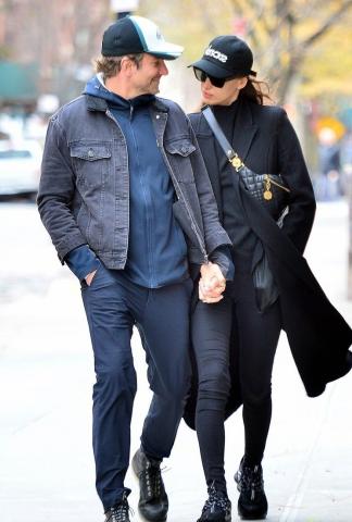 Η τρυφερή βόλτα του Bradley Cooper και της Irina Shayk διαψεύδει τις φήμες χωρισμού Η τρυφερή βόλτα του Bradley Cooper και της Irina Shayk διαψεύδει τις φήμες χωρισμού