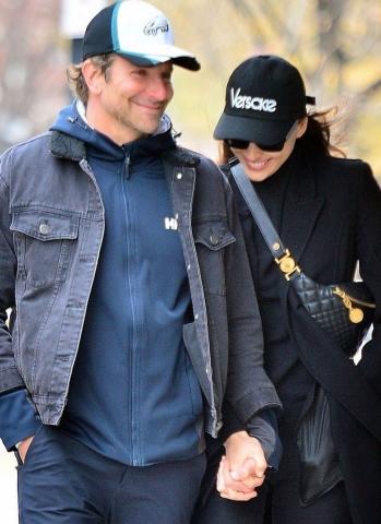 Η τρυφερή βόλτα του Bradley Cooper και της Irina Shayk διαψεύδει τις φήμες χωρισμού Η τρυφερή βόλτα του Bradley Cooper και της Irina Shayk διαψεύδει τις φήμες χωρισμού