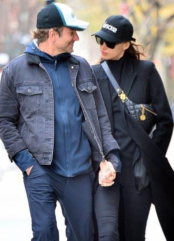 Η τρυφερή βόλτα του Bradley Cooper και της Irina Shayk διαψεύδει τις φήμες χωρισμού Η τρυφερή βόλτα του Bradley Cooper και της Irina Shayk διαψεύδει τις φήμες χωρισμού