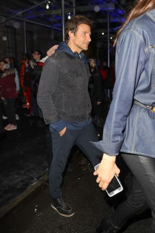 Η τρυφερή βόλτα του Bradley Cooper και της Irina Shayk διαψεύδει τις φήμες χωρισμού Η τρυφερή βόλτα του Bradley Cooper και της Irina Shayk διαψεύδει τις φήμες χωρισμού