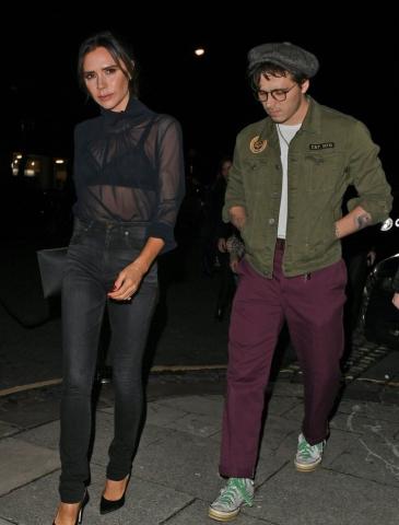 Το ζεύγος Beckham είπε να βγει ένα βράδυ κι ο Brooklyn δεν τους αφήνει σε ησυχία Το ζεύγος Beckham είπε να βγει ένα βράδυ κι ο Brooklyn δεν τους αφήνει σε ησυχία