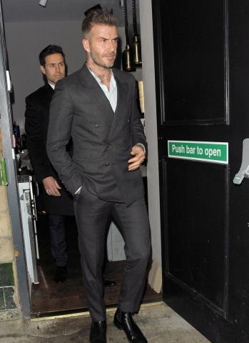 Το ζεύγος Beckham είπε να βγει ένα βράδυ κι ο Brooklyn δεν τους αφήνει σε ησυχία Το ζεύγος Beckham είπε να βγει ένα βράδυ κι ο Brooklyn δεν τους αφήνει σε ησυχία