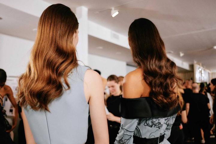 6 εορταστικά χτενίσματα που προτείνουν οι πιο γνωστοί οίκοι στον κόσμο 6 εορταστικά χτενίσματα που προτείνουν οι πιο γνωστοί οίκοι στον κόσμο