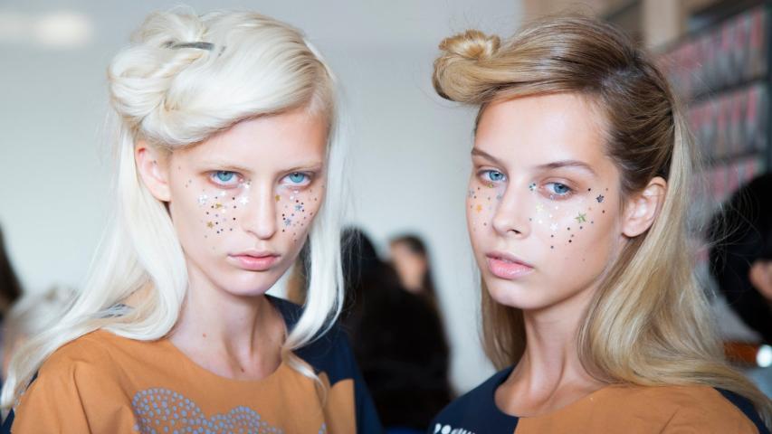 Νέα hot τάση: Τα πιο ακραία xmas μακιγιάζ και χτενίσματα που μπορείτε να κάνετε Νέα hot τάση: Τα πιο ακραία xmas μακιγιάζ και χτενίσματα που μπορείτε να κάνετε