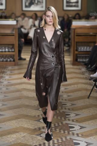 Δερμάτινο φόρεμα: 5 λόγοι που είναι το πιο must have φόρεμα του χειμώνα Δερμάτινο φόρεμα: 5 λόγοι που είναι το πιο must have φόρεμα του χειμώνα