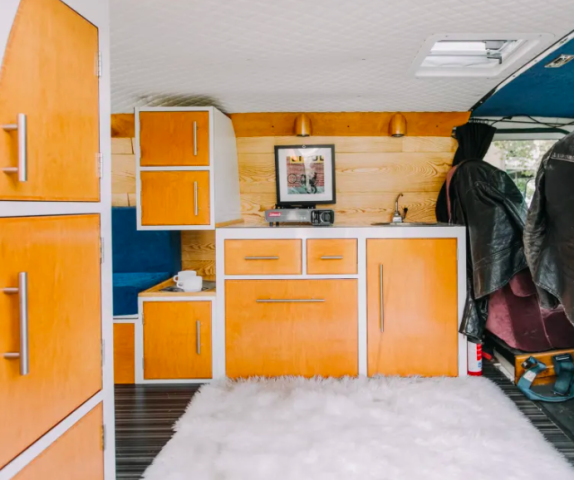 Αυτό το μικρό βανάκι μετατράπηκε στο πιο όμορφο και cozy κινούμενο σπίτι Αυτό το μικρό βανάκι μετατράπηκε στο πιο όμορφο και cozy κινούμενο σπίτι