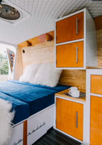 Αυτό το μικρό βανάκι μετατράπηκε στο πιο όμορφο και cozy κινούμενο σπίτι Αυτό το μικρό βανάκι μετατράπηκε στο πιο όμορφο και cozy κινούμενο σπίτι