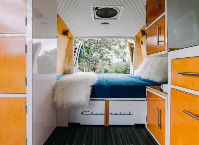 Αυτό το μικρό βανάκι μετατράπηκε στο πιο όμορφο και cozy κινούμενο σπίτι Αυτό το μικρό βανάκι μετατράπηκε στο πιο όμορφο και cozy κινούμενο σπίτι