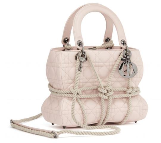 O οίκος Dior δημιουργεί 11 τσάντες που θα θέλεις να αποκτήσεις οπωσδήποτε με το νέο έτος O οίκος Dior δημιουργεί 11 τσάντες που θα θέλεις να αποκτήσεις οπωσδήποτε με το νέο έτος