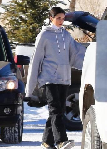 Η Kendall Jenner πόζαρε με μπικίνι αλλά όχι σε παραλία… Η Kendall Jenner πόζαρε με μπικίνι αλλά όχι σε παραλία…