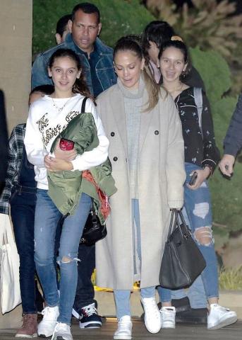 Η Jennifer Lopez και ο Alex Rodriguez σε δείπνο με τα παιδιά τους Η Jennifer Lopez και ο Alex Rodriguez σε δείπνο με τα παιδιά τους