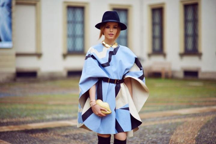 Street Style: Δες πώς φοράνε τις κάπες τους οι πιο στιλάτες γυναίκες Street Style: Δες πώς φοράνε τις κάπες τους οι πιο στιλάτες γυναίκες