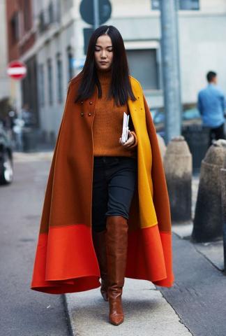 Street Style: Δες πώς φοράνε τις κάπες τους οι πιο στιλάτες γυναίκες Street Style: Δες πώς φοράνε τις κάπες τους οι πιο στιλάτες γυναίκες