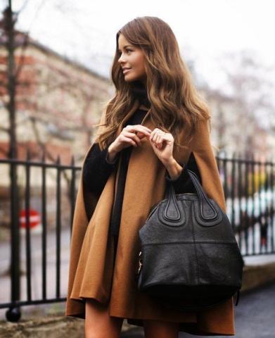 Street Style: Δες πώς φοράνε τις κάπες τους οι πιο στιλάτες γυναίκες Street Style: Δες πώς φοράνε τις κάπες τους οι πιο στιλάτες γυναίκες