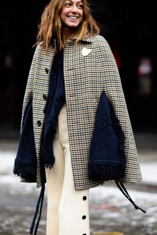 Street Style: Δες πώς φοράνε τις κάπες τους οι πιο στιλάτες γυναίκες Street Style: Δες πώς φοράνε τις κάπες τους οι πιο στιλάτες γυναίκες