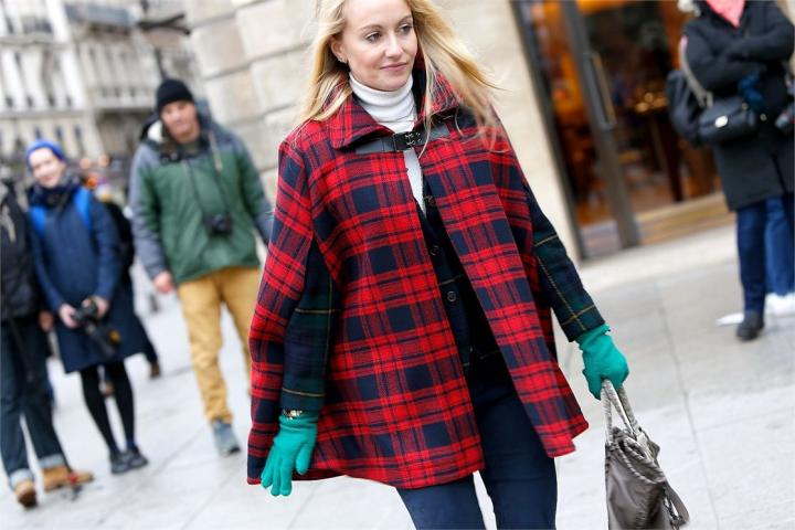 Street Style: Δες πώς φοράνε τις κάπες τους οι πιο στιλάτες γυναίκες Street Style: Δες πώς φοράνε τις κάπες τους οι πιο στιλάτες γυναίκες