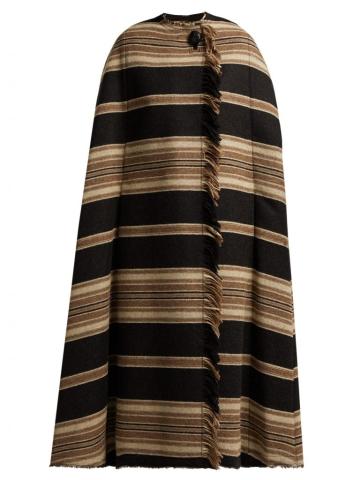 Street Style: Δες πώς φοράνε τις κάπες τους οι πιο στιλάτες γυναίκες Street Style: Δες πώς φοράνε τις κάπες τους οι πιο στιλάτες γυναίκες