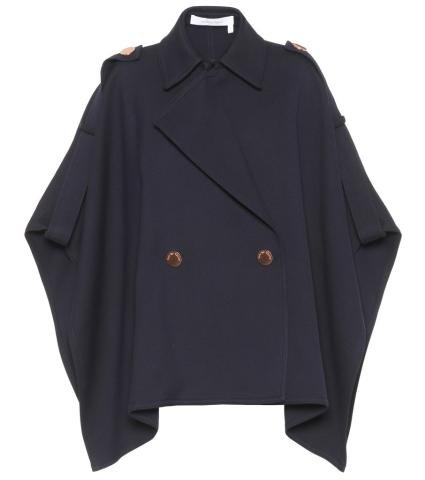 Street Style: Δες πώς φοράνε τις κάπες τους οι πιο στιλάτες γυναίκες Street Style: Δες πώς φοράνε τις κάπες τους οι πιο στιλάτες γυναίκες