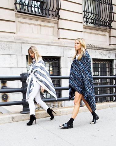 Street Style: Δες πώς φοράνε τις κάπες τους οι πιο στιλάτες γυναίκες Street Style: Δες πώς φοράνε τις κάπες τους οι πιο στιλάτες γυναίκες