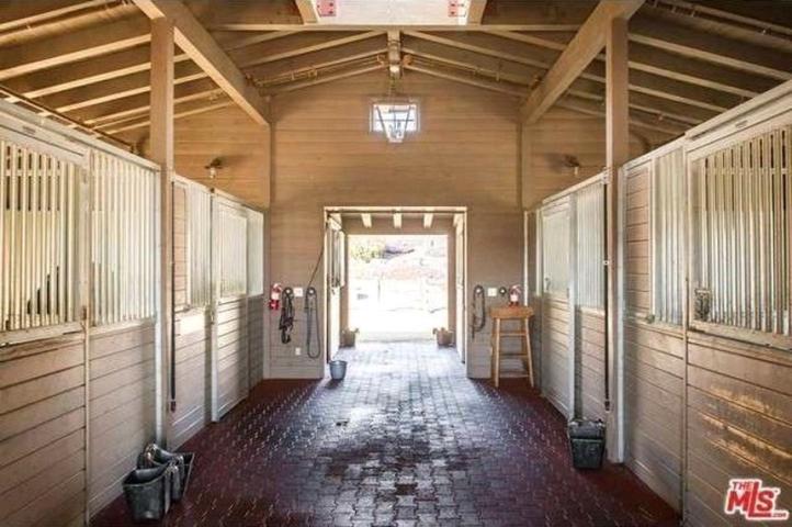 Lady Gaga: Ξενάγηση στο εντυπωσιακό «Gypsy Palace» της στο Μαλιμπού Lady Gaga: Ξενάγηση στο εντυπωσιακό «Gypsy Palace» της στο Μαλιμπού