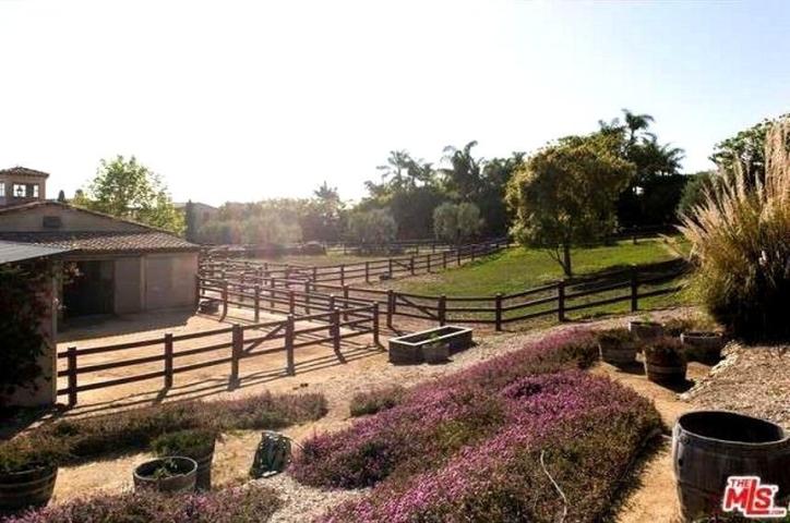 Lady Gaga: Ξενάγηση στο εντυπωσιακό «Gypsy Palace» της στο Μαλιμπού Lady Gaga: Ξενάγηση στο εντυπωσιακό «Gypsy Palace» της στο Μαλιμπού