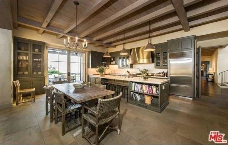 Lady Gaga: Ξενάγηση στο εντυπωσιακό «Gypsy Palace» της στο Μαλιμπού Lady Gaga: Ξενάγηση στο εντυπωσιακό «Gypsy Palace» της στο Μαλιμπού