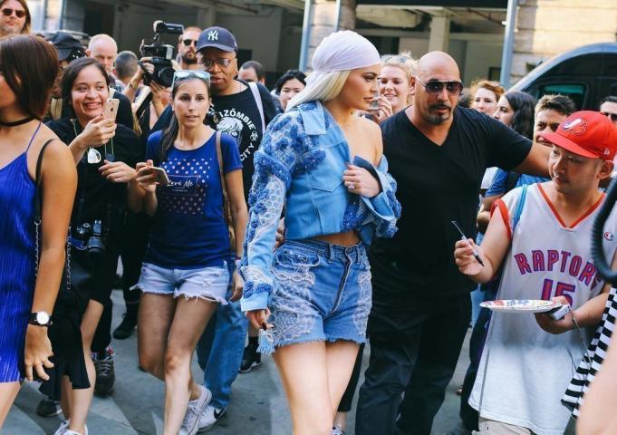 Half-jacket: Μια περίεργη τάση που φαίνεται να έχει γίνει...λατρεία Half-jacket: Μια περίεργη τάση που φαίνεται να έχει γίνει...λατρεία