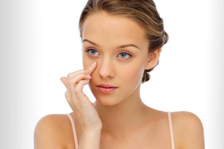 Tα 7 λάθη που κάνεις όταν βάζεις κρέμα ματιών (και γιατί πρέπει να τα διορθώσεις άμεσα) Tα 7 λάθη που κάνεις όταν βάζεις κρέμα ματιών (και γιατί πρέπει να τα διορθώσεις άμεσα)