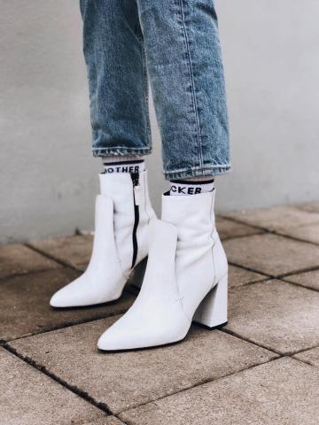 Λευκά μποτάκια: 4 πράγματα που πρέπει να προσέξεις πριν τα αγοράσεις Λευκά μποτάκια: 4 πράγματα που πρέπει να προσέξεις πριν τα αγοράσεις