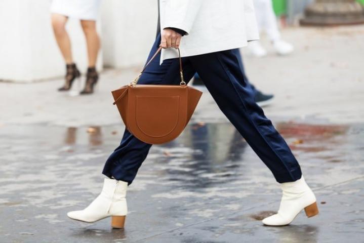 Η ανοιξιάτικη τσάντα που φοράνε σε όλον τον κόσμο μέσα στον χειμώνα Η ανοιξιάτικη τσάντα που φοράνε σε όλον τον κόσμο μέσα στον χειμώνα