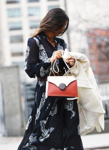 Η ανοιξιάτικη τσάντα που φοράνε σε όλον τον κόσμο μέσα στον χειμώνα Η ανοιξιάτικη τσάντα που φοράνε σε όλον τον κόσμο μέσα στον χειμώνα