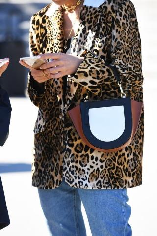 Η ανοιξιάτικη τσάντα που φοράνε σε όλον τον κόσμο μέσα στον χειμώνα Η ανοιξιάτικη τσάντα που φοράνε σε όλον τον κόσμο μέσα στον χειμώνα