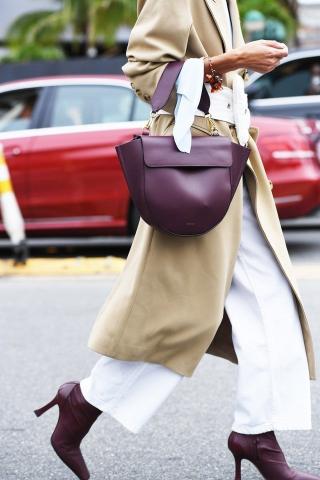 Η ανοιξιάτικη τσάντα που φοράνε σε όλον τον κόσμο μέσα στον χειμώνα Η ανοιξιάτικη τσάντα που φοράνε σε όλον τον κόσμο μέσα στον χειμώνα