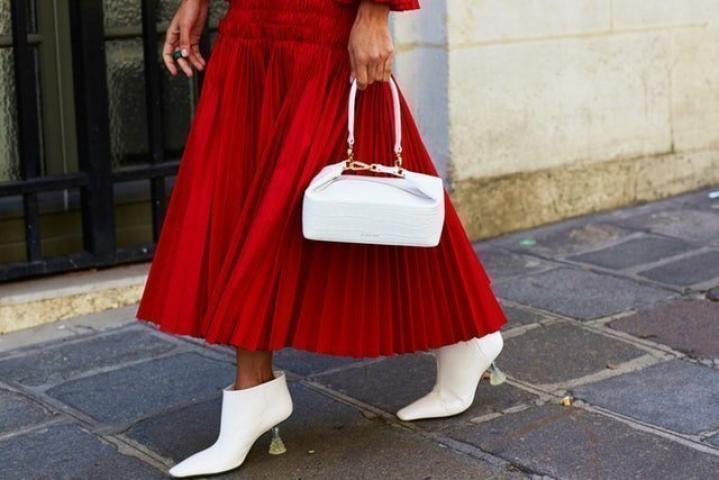 Η ανοιξιάτικη τσάντα που φοράνε σε όλον τον κόσμο μέσα στον χειμώνα Η ανοιξιάτικη τσάντα που φοράνε σε όλον τον κόσμο μέσα στον χειμώνα