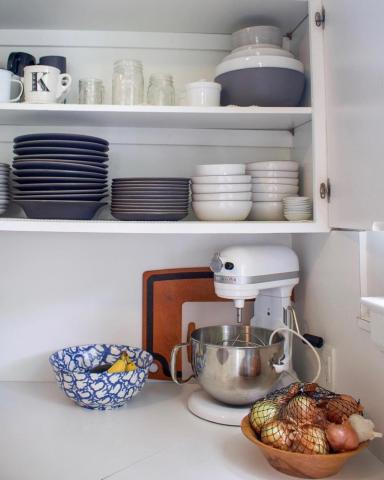 H Marie Kondo είναι η γκουρού της οργάνωσης και μας δείχνει 6 τρικς για να βάλουμε το σπίτι μας σε τάξη H Marie Kondo είναι η γκουρού της οργάνωσης και μας δείχνει 6 τρικς για να βάλουμε το σπίτι μας σε τάξη