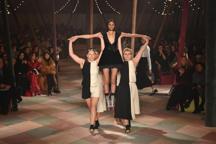 Dior: Μια μαγική πασαρέλα τσίρκο Dior: Μια μαγική πασαρέλα τσίρκο