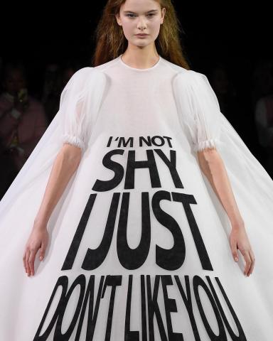 Viktor & Rolf - Η πασαρέλα που μας ξεσήκωσε και χειροκροτούμε δυνατά Viktor & Rolf - Η πασαρέλα που μας ξεσήκωσε και χειροκροτούμε δυνατά