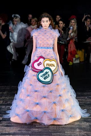 Viktor & Rolf - Η πασαρέλα που μας ξεσήκωσε και χειροκροτούμε δυνατά Viktor & Rolf - Η πασαρέλα που μας ξεσήκωσε και χειροκροτούμε δυνατά